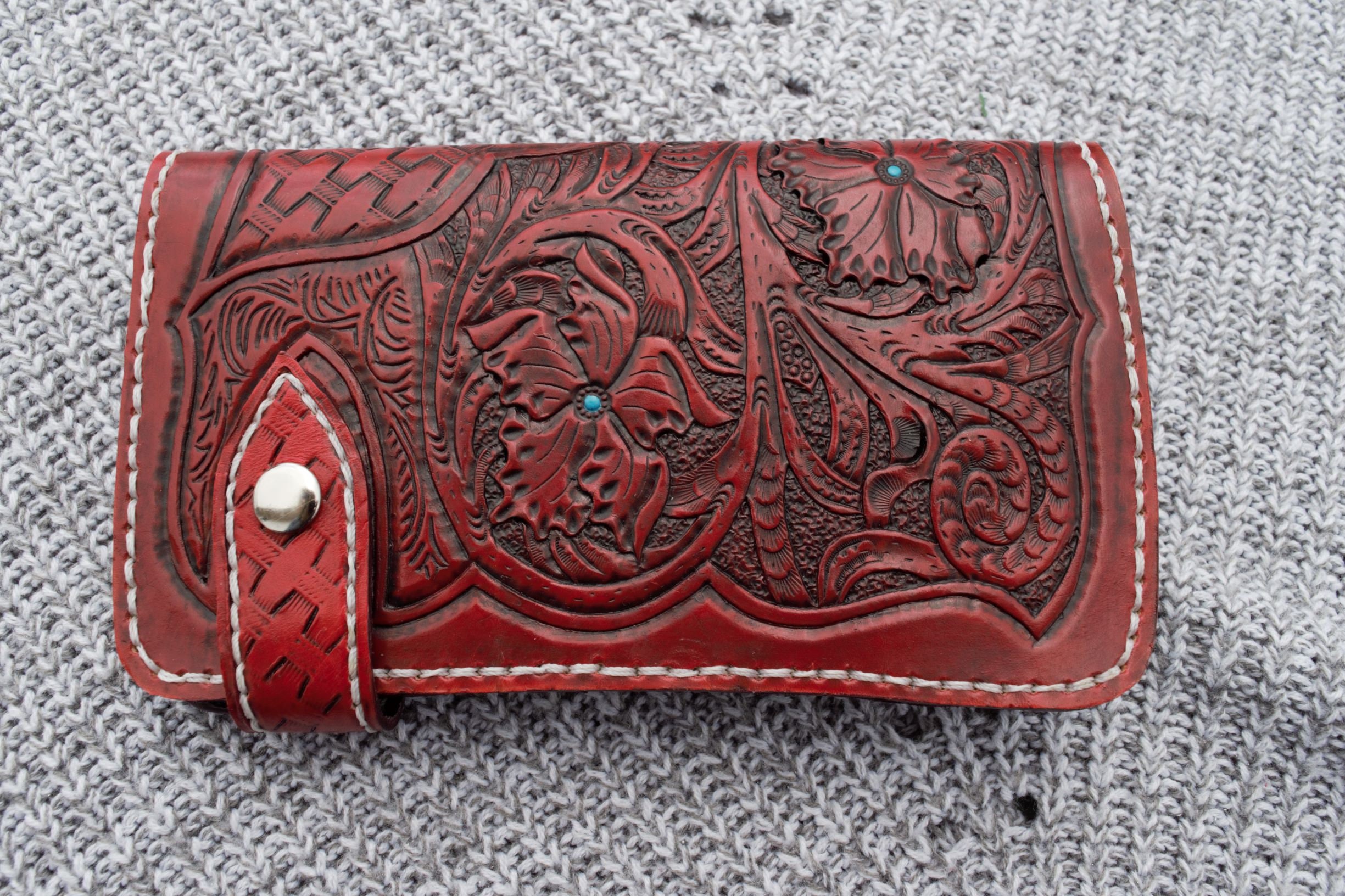 Hand Tooled Cowhide Leather Wallet: Red Floral Design with Turquoise Accent - Image 2