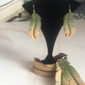 Veg Tanned Leather Feather Earrings: Hand-Painted Western Style