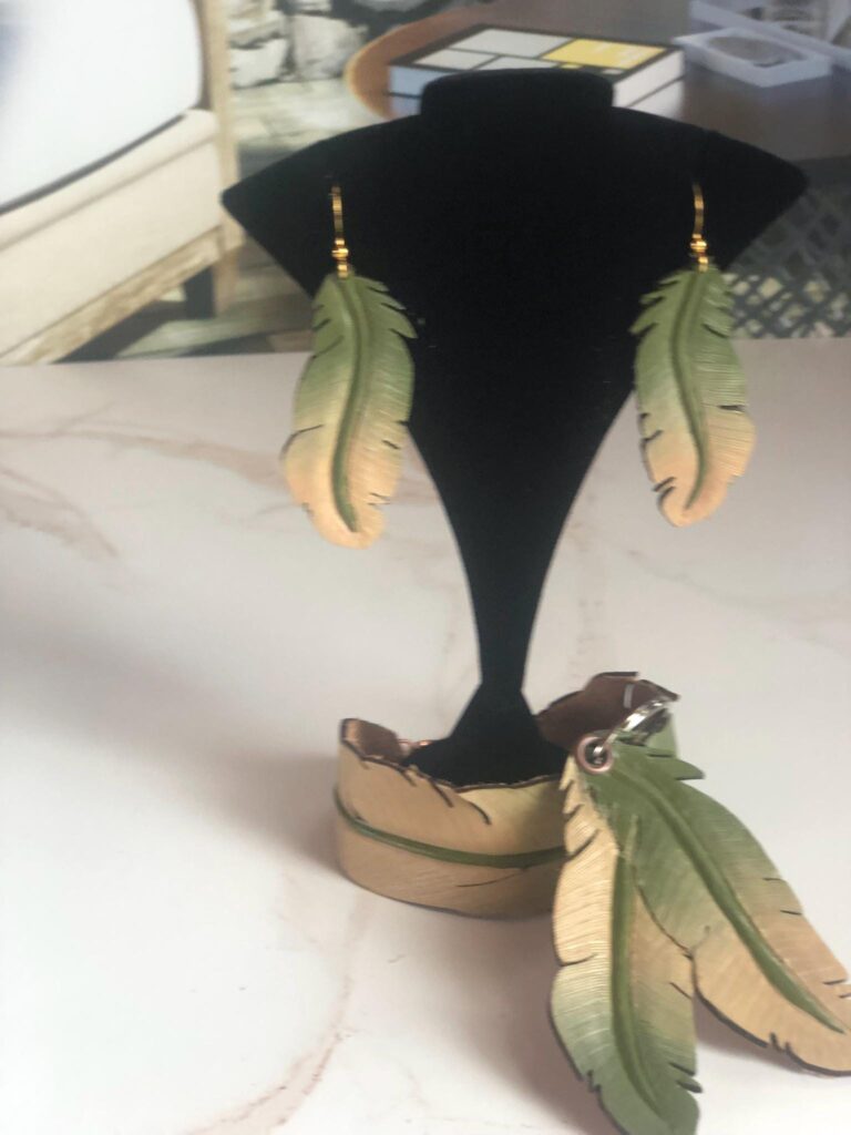 Veg Tanned Leather Feather Earrings: Hand-Painted Western Style